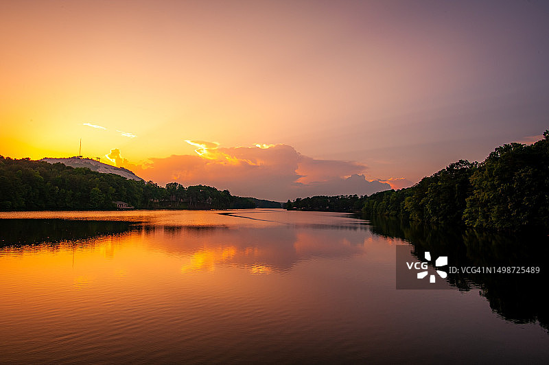 日落时分佐治亚州迪卡尔布县的湖泊美景图片素材