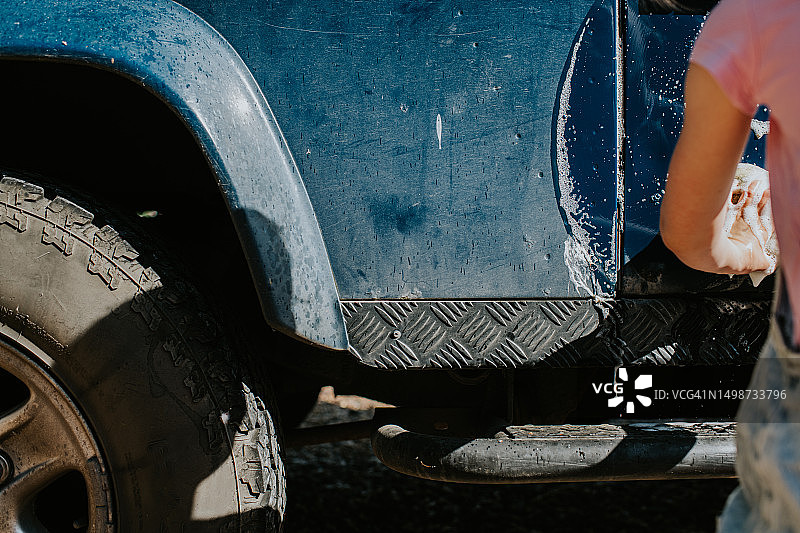 儿童用海绵清洗脏车侧面背景图图片素材