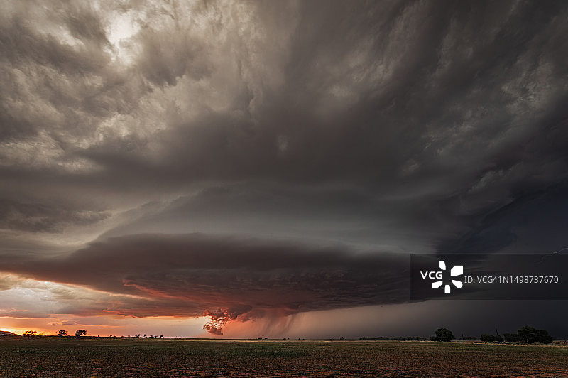 图库姆卡里的暴风云下的田野风光，新墨西哥州，美国图片素材