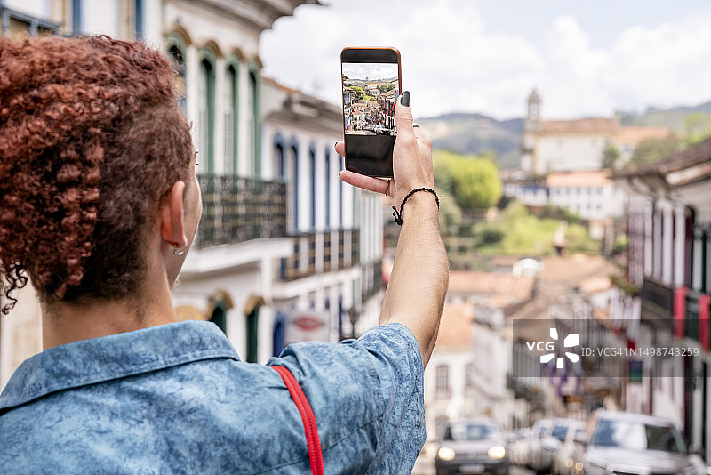 年轻男人拍摄巴西欧鲁普雷图古镇图片素材