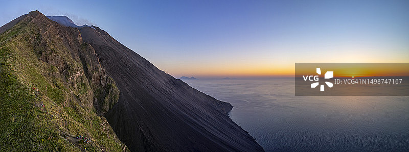 意大利西西里岛埃奥利群岛斯特龙博利火山日落无人机航拍图片素材