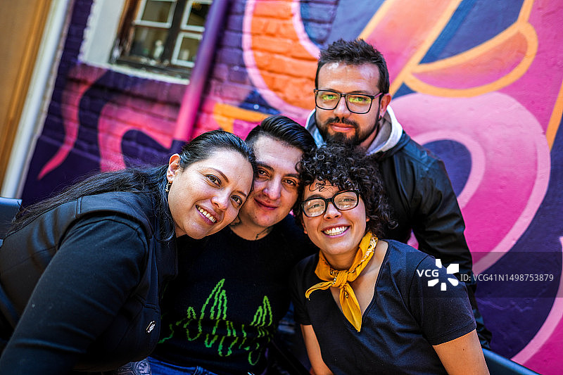 快乐的朋友或同事的肖像图片素材