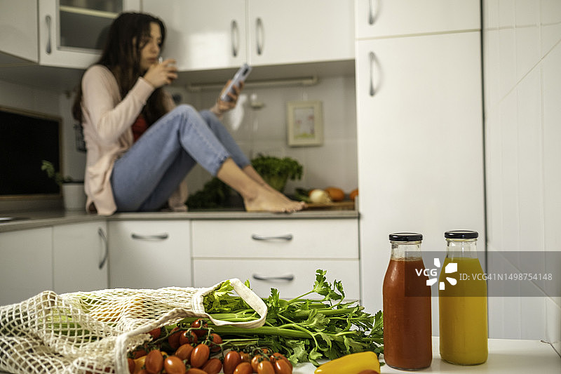 厨房桌上购买的蔬菜和天然果汁图片素材
