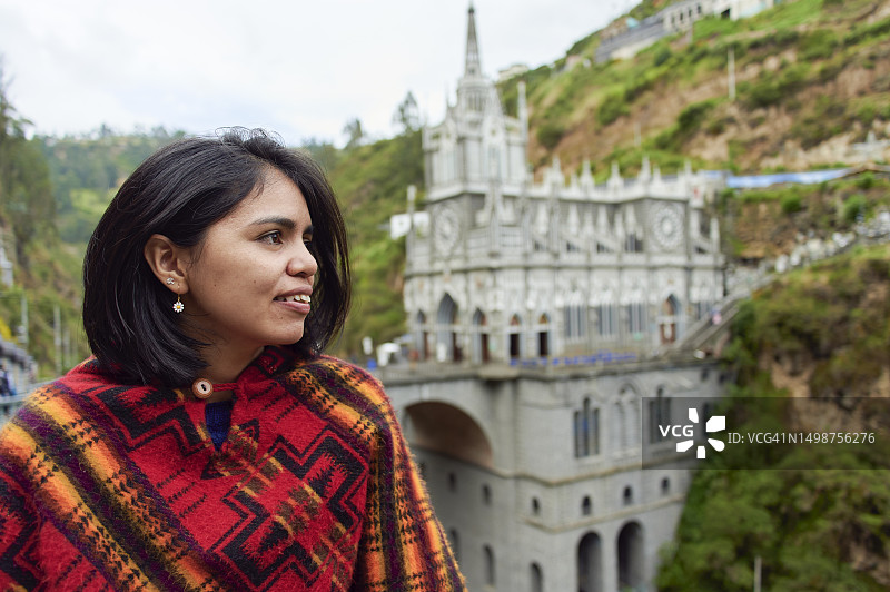 以哥伦比亚拉斯拉哈斯教堂为背景的微笑女性肖像图片素材