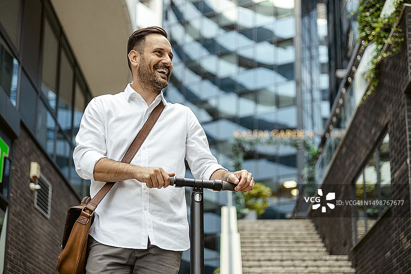 在去城市工作的路上图片素材