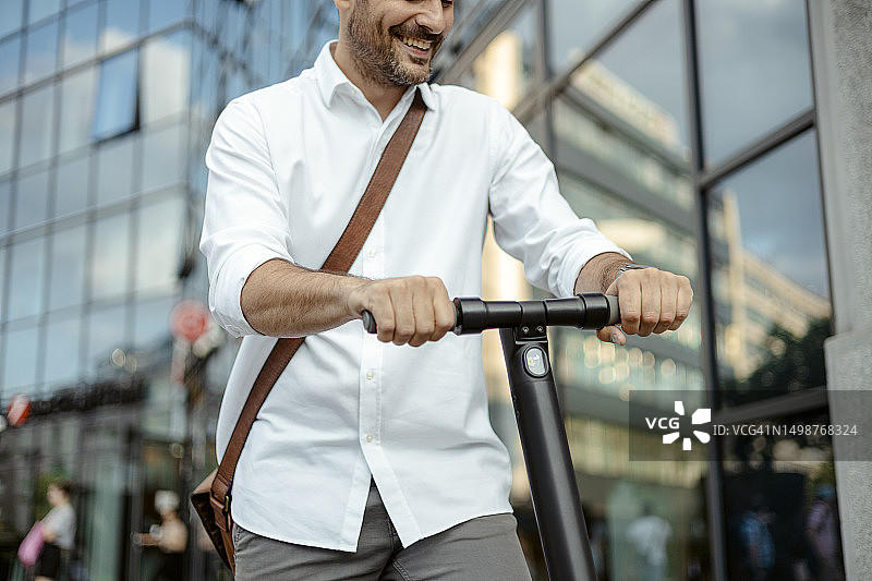 男人骑电动滑板车上班通勤图片素材