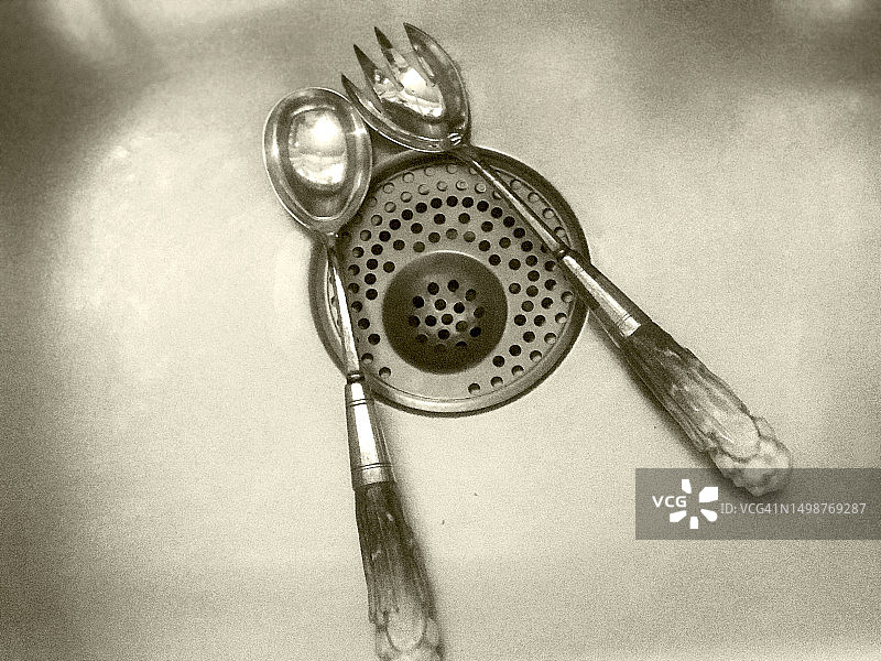 旧沙拉叉勺在水槽中图片素材