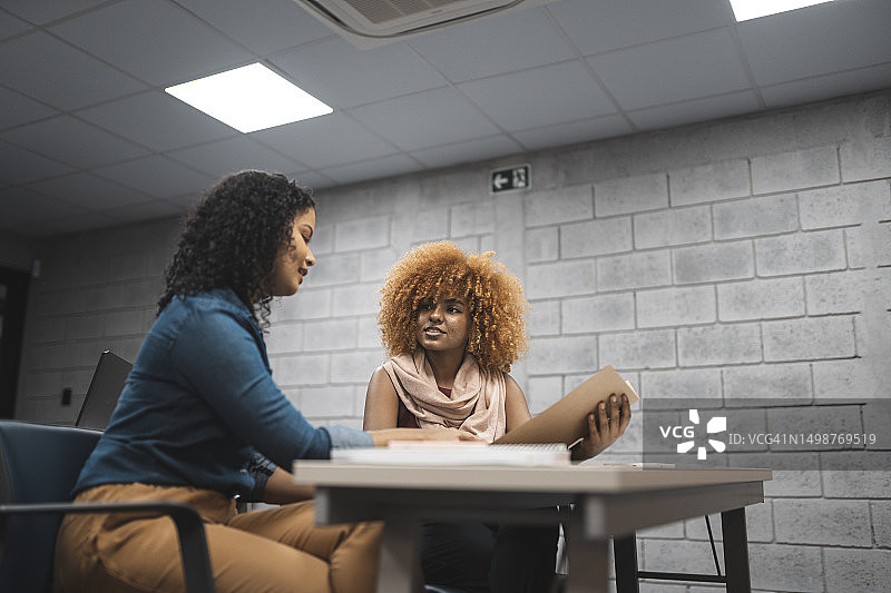 老师和学生在交谈图片素材