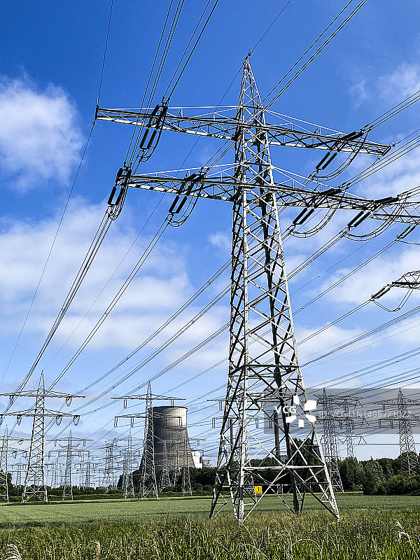 远处的输电塔和电线图片素材