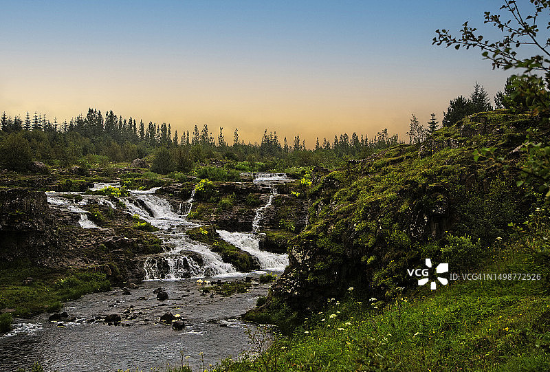 冰岛雷克雅未克劳加德鲁尔公园的瀑布日落图片素材