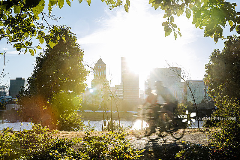 城市自行车骑行者的动态模糊图片素材
