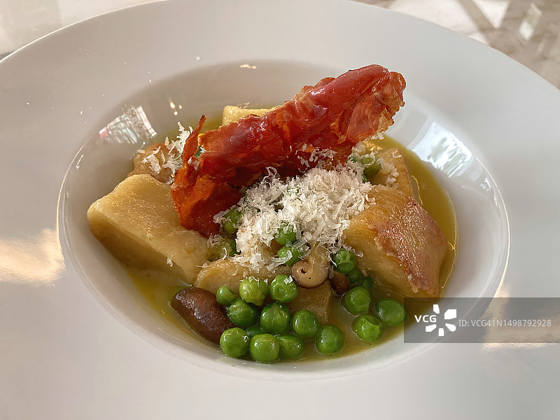 瑞可塔意式土豆团配香菇火腿黄油酱汁图片素材