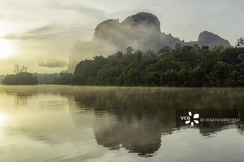 泰国甲米府班农塔雷早晨美丽的自然风光和沼泽倒影图片素材