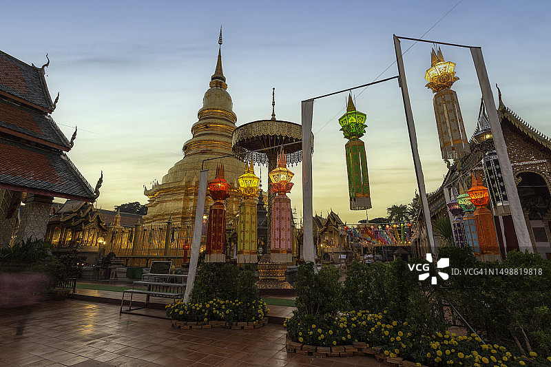 水灯节期间泰国哈里奔猜寺的彩色灯笼节图片素材