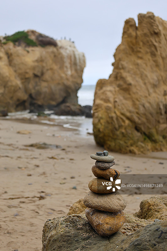 马塔多海滩的石堆图片素材