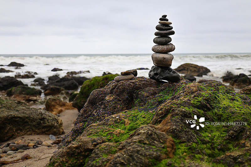 马塔多海滩的石堆图片素材