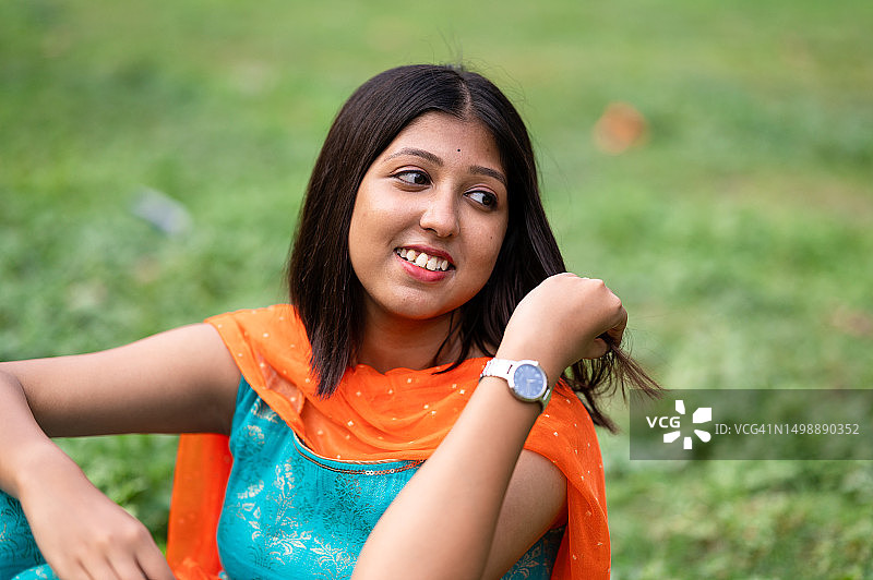 年轻漂亮的模特，棕发女子，直发在空中飘逸图片素材