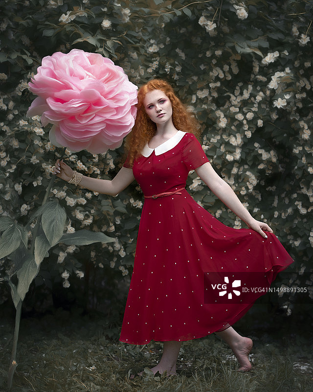 红发女孩红色连衣裙大花图片素材