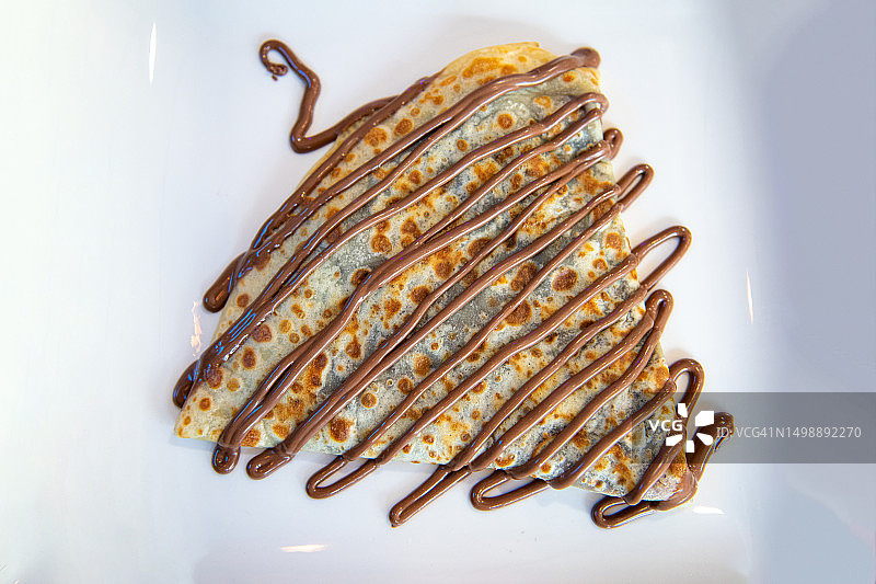 巧克力酱覆盖的巧克力馅薄饼图片素材