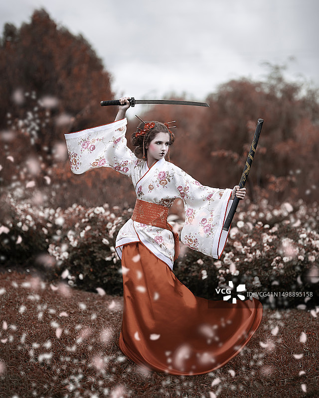 身穿和服，手持武士刀的女人图片素材