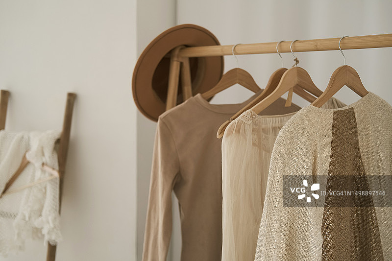 室内悬挂的棕褐色衣服和帽子图片素材