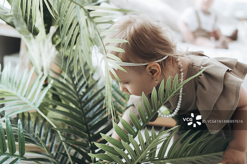 棕榈树后的小女孩和模糊的男孩图片素材