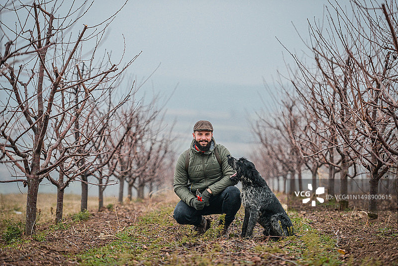 年轻农民与德国刚毛指示犬图片素材