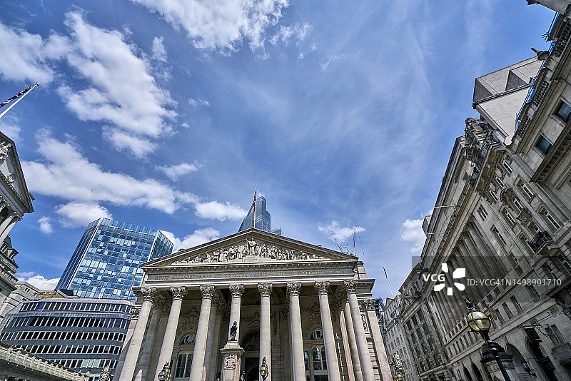 低角度拍摄：朝向伦敦市的皇家交易所及玻璃钢结构办公楼图片素材