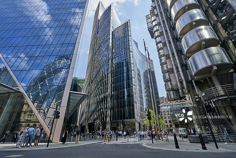 低角度仰视：从伦敦Leadenhall街望向劳埃德大厦、Scalpel大厦和威利斯大厦图片素材