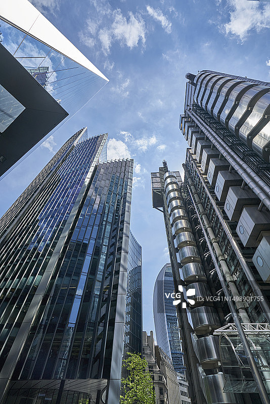 低角度仰视：从伦敦Leadenhall街望向劳埃德大厦、Scalpel大厦和威利斯大厦图片素材