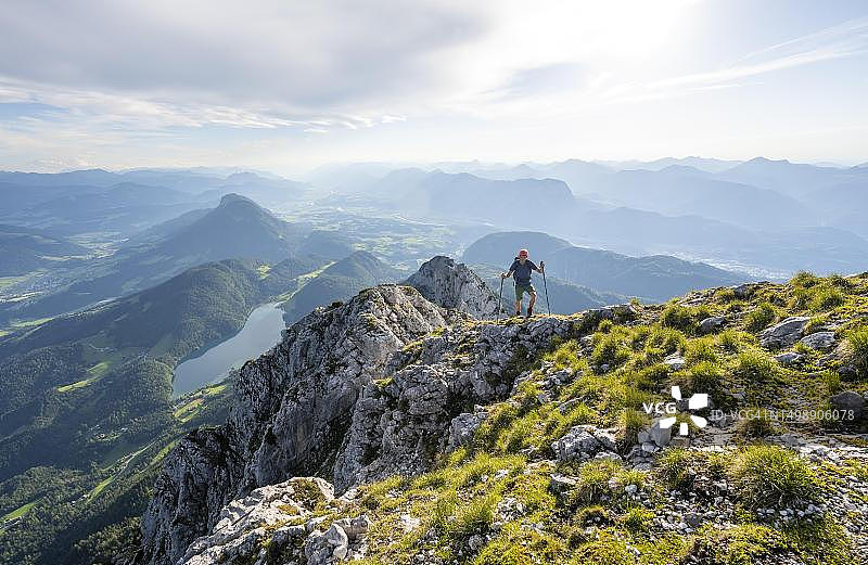 登山者在谢法auer峰顶欣赏辛特施泰纳湖和因河谷的景色,位于奥地利蒂罗尔州的凯撒山脉,维尔德凯撒山,基茨比厄尔阿尔卑斯山图片素材