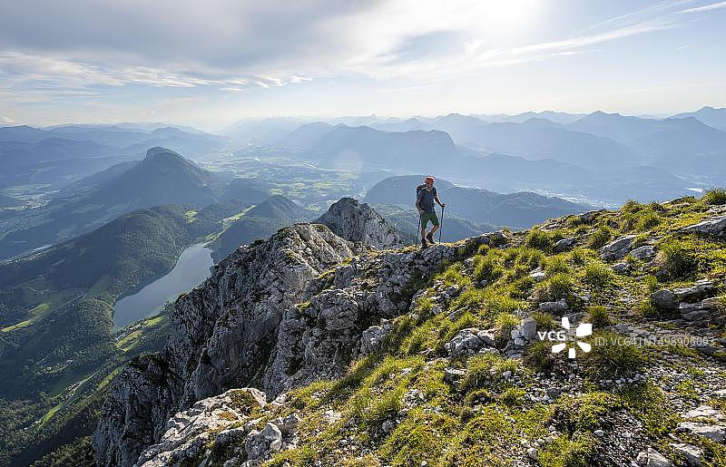 登山者在谢法auer峰顶欣赏辛特施泰纳湖和因河谷的景色,位于奥地利蒂罗尔州的凯撒山脉,维尔德凯撒山,基茨比厄尔阿尔卑斯山图片素材