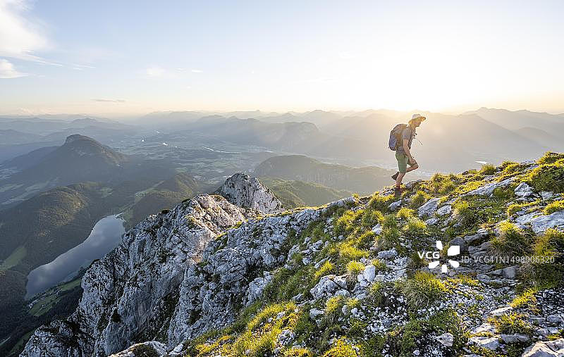 大气光线下谢法尔山顶的登山者图片素材