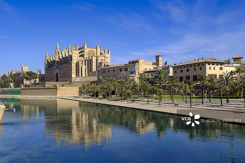 西班牙马略卡岛帕尔马大教堂和水晶湖图片素材