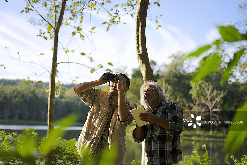 环保主义者在雨林中工作图片素材