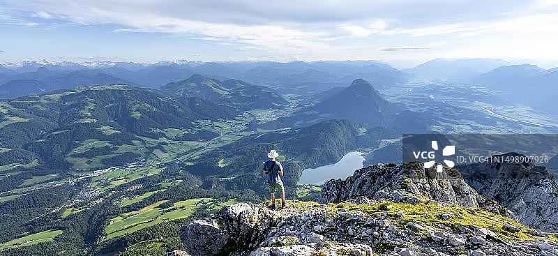 登山者在谢法auer峰顶欣赏辛特施泰纳湖和因河谷的景色,位于奥地利蒂罗尔州的凯撒山脉,维尔德凯撒山,基茨比厄尔阿尔卑斯山图片素材