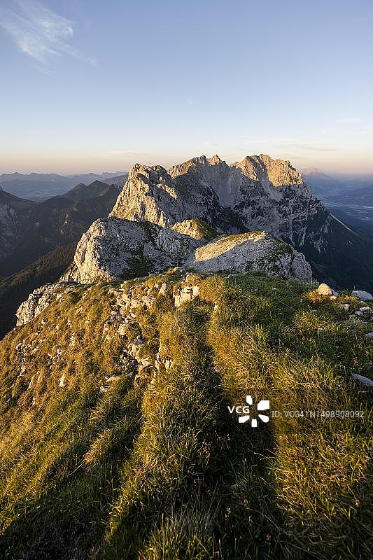 谢法auer峰顶，凯撒山脉岩石山脊的日落景色，位于奥地利蒂罗尔州的基茨比厄尔阿尔卑斯山脉图片素材