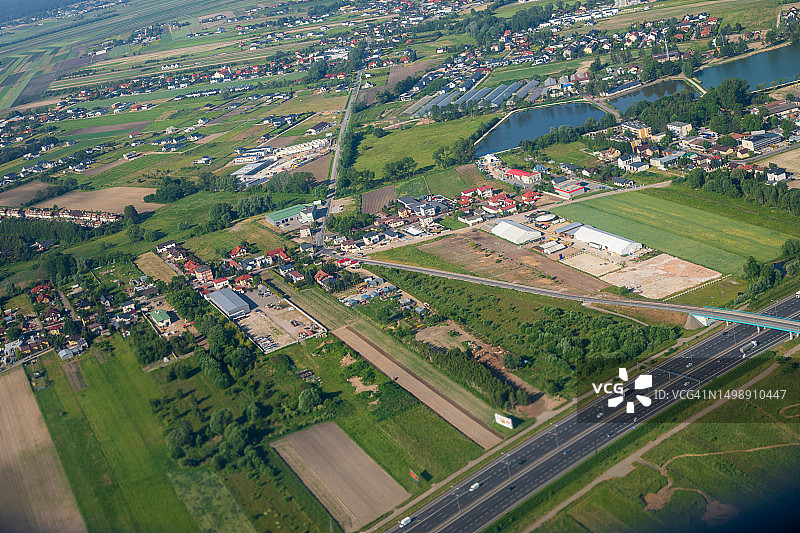 从飞机舷窗俯瞰小镇图片素材