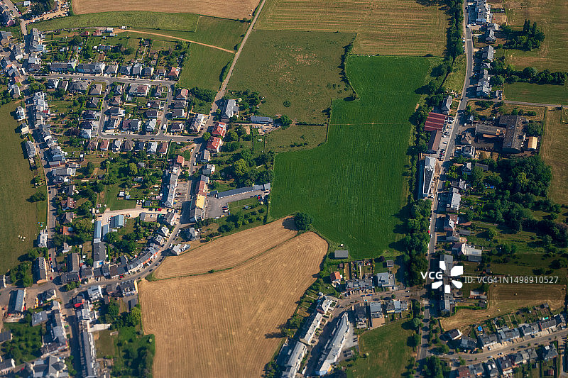 被农田环绕的小镇的航拍景色图片素材