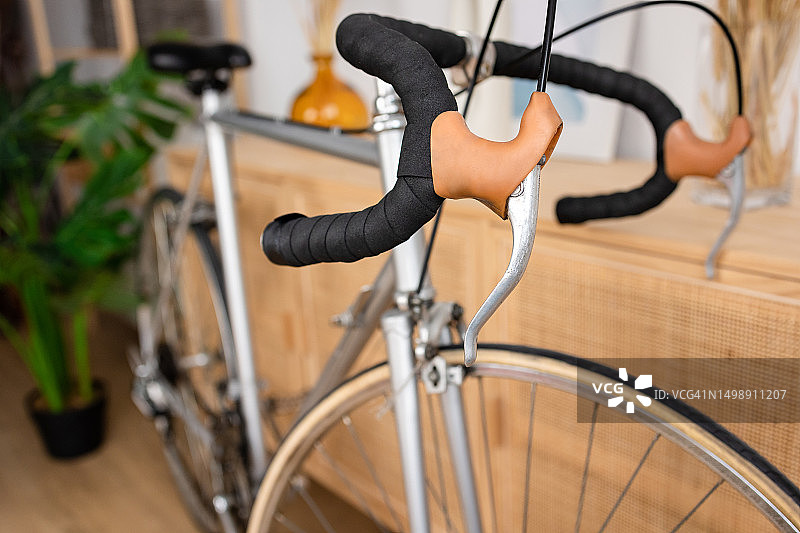 客厅里自行车把手的特写图片素材