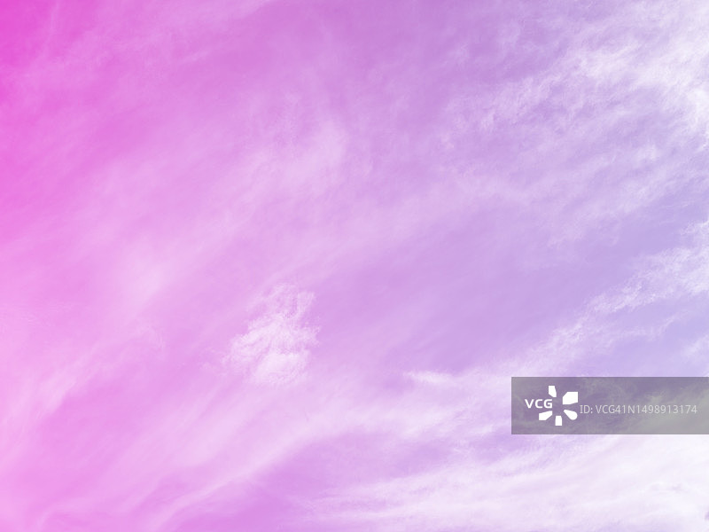 粉色天空与白色云朵全景图片素材