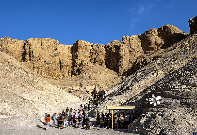 游客穿过通往埃及拉美西斯三世墓KV11的入口隧道图片素材