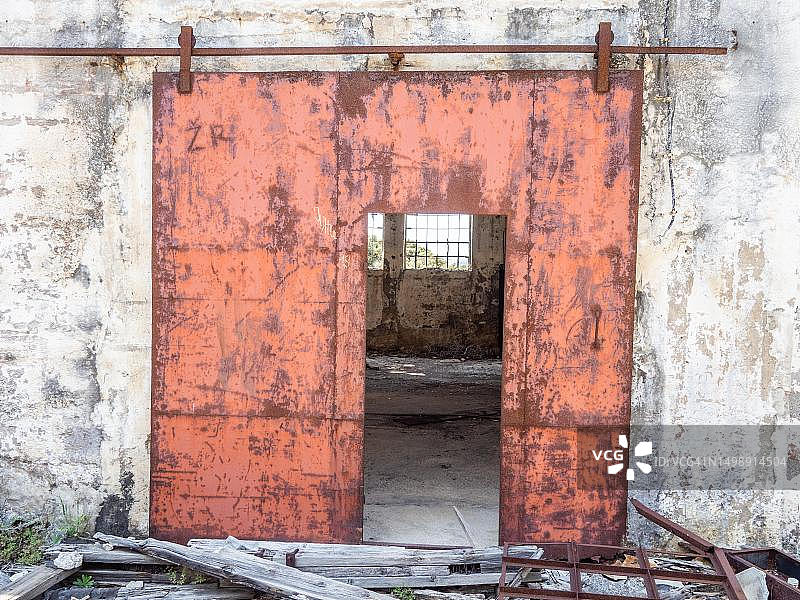 生锈的钢门，废弃之地，格利奥托克岛，克罗地亚的阿尔卡特拉斯，前男子监狱遗址，监狱岛，克瓦内尔湾，克罗地亚图片素材