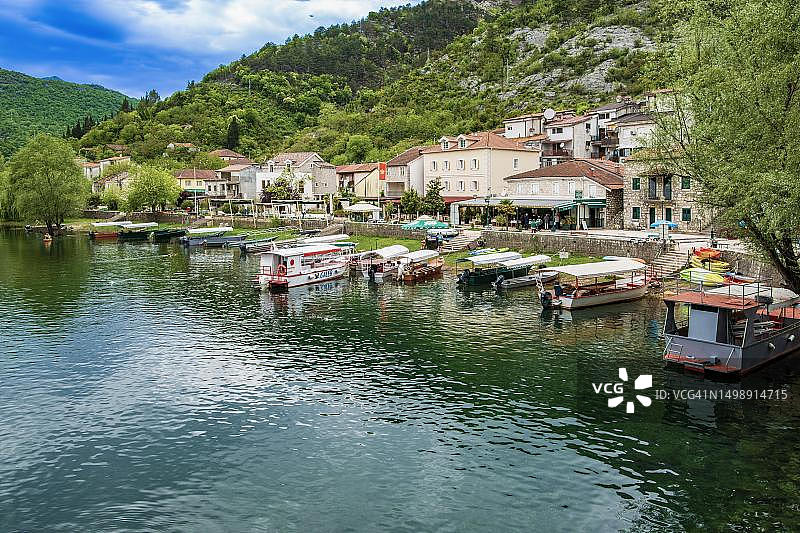 黑山采蒂涅附近斯库台湖国家公园Crnojevic河上的游览船图片素材