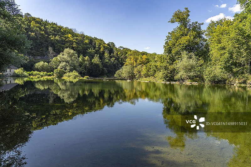 法国勃艮第-弗朗什-孔泰大区克莱龙附近的卢河图片素材
