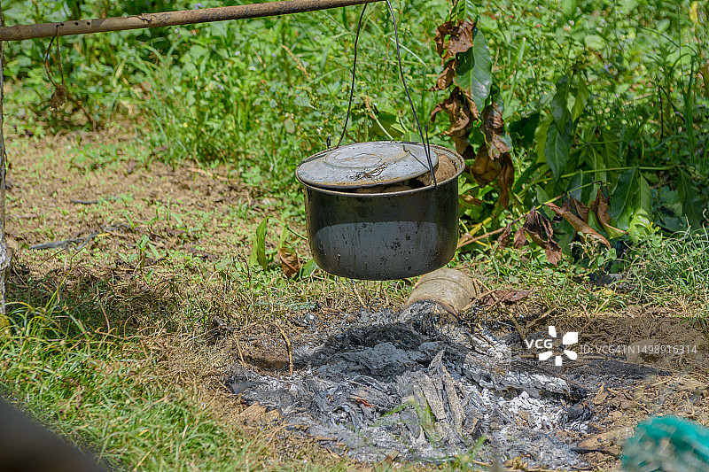 田野壁炉上的烹饪锅图片素材