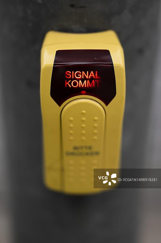 德国斯图加特行人按钮及红灯指示信号图片素材