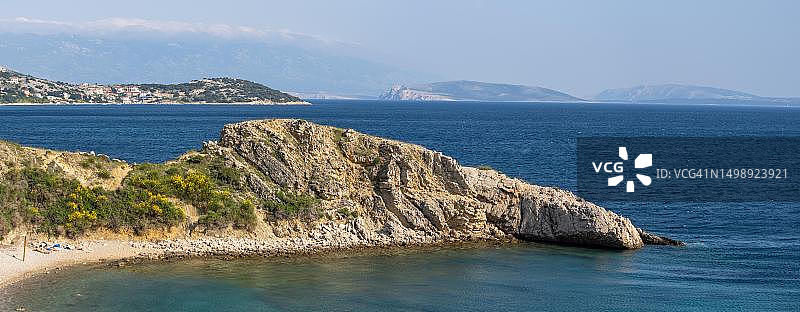 克罗地亚克尔克岛斯塔拉巴斯卡海湾的喀斯特岩石图片素材