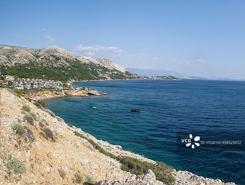 克罗地亚克尔克岛卡斯特山区斯塔拉巴斯卡附近的露营地图片素材