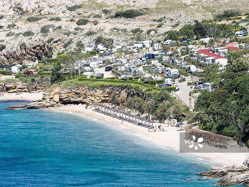 克罗地亚克尔克岛斯塔拉巴斯卡露营地附近的沙滩图片素材